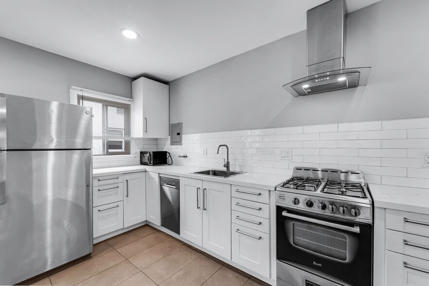 More Photos Of 2122 20th St, Santa Monica Apartments For Sale