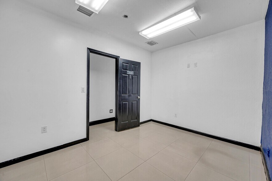 More Photos Of 4720-4796 NW 167th St, Miami Gardens Storefront Retail Office For Lease