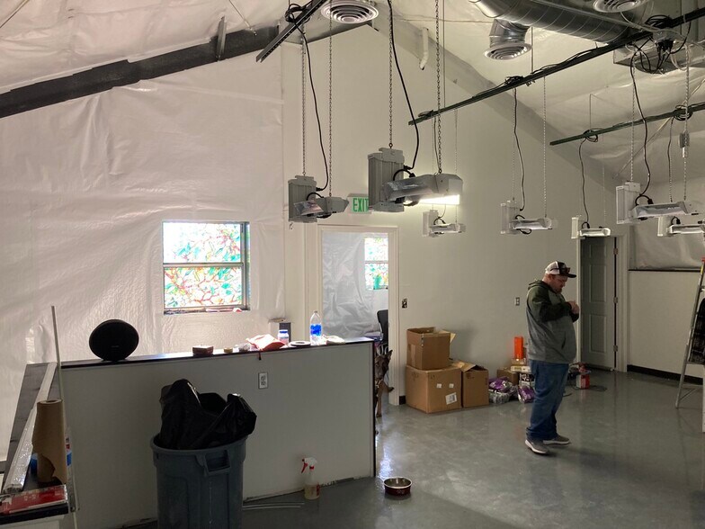 More Photos Of 258 E 5th St, Nederland Industrial For Sale