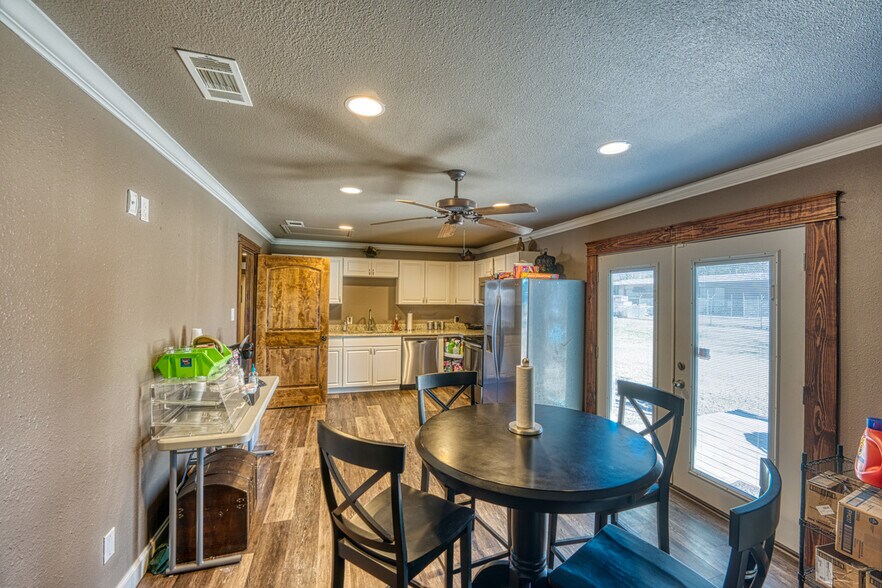 More Photos Of 320 Southland Dr, Burnet Office For Sale