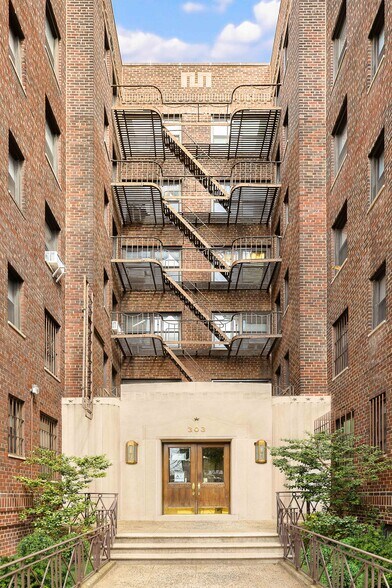 More Photos Of 303 E 37th St, New York Apartments For Sale