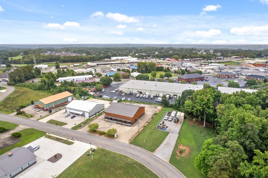 More Photos Of 219 Industrial Dr, Clarksville Warehouse For Lease