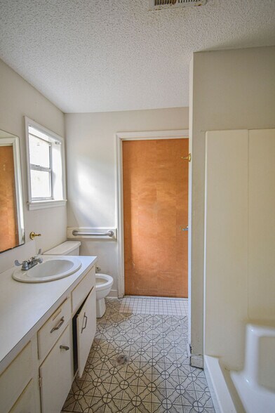 More Photos Of 182 Roberts St W, Salley Medical For Sale