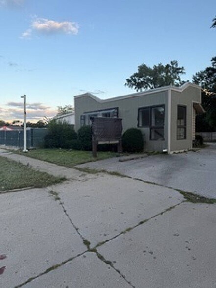 More Photos Of 1815 Dundee Rd, Northbrook Storefront Retail Office For Sale