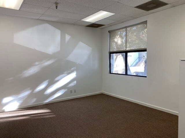 More Photos Of 2510 Main St, Santa Monica General Retail For Sale