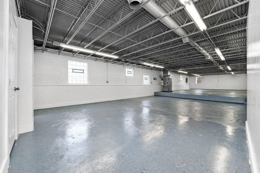 More Photos Of 3665 Central Pky, Cincinnati Warehouse For Sale