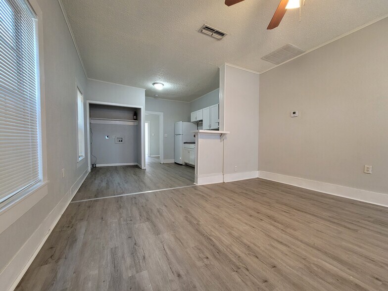 More Photos Of 401 Main St, Brownwood Apartments For Sale