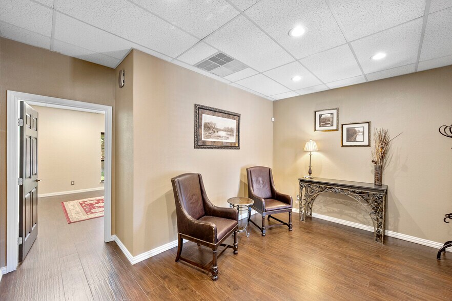 More Photos Of 2313 Roosevelt Dr, Dwg Office For Sale