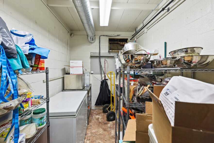 More Photos Of 1701 Pine Ave, Niagara Falls Restaurant For Sale