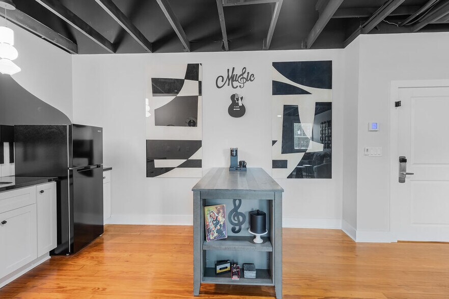 More Photos Of 156 Camellia St, Biloxi General Retail For Sale