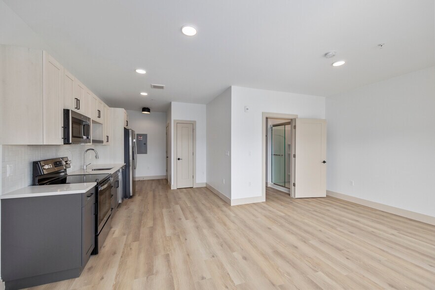 More Photos Of 27 S Squirrel Rd, Auburn Hills Coworking Space