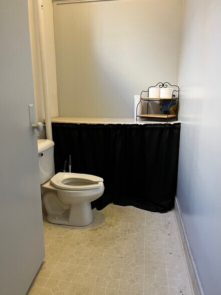 More Photos Of 26 W Broadway St, Shelbyville Office For Lease