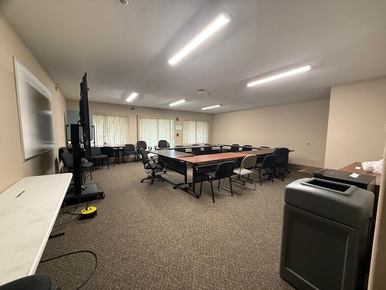 More Photos Of 1691 Washington Ct, Sunnyside Office For Sale