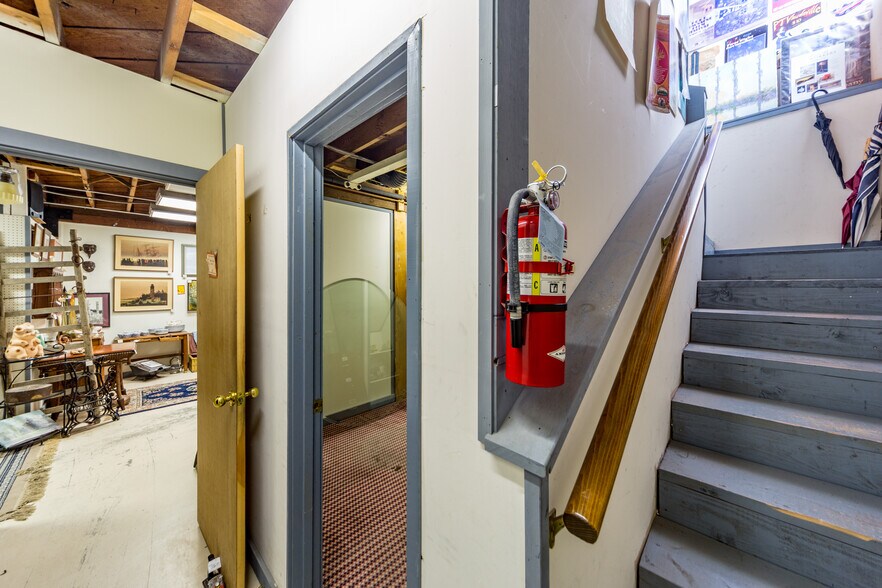 More Photos Of 802 Washington St, Port Townsend General Retail For Sale