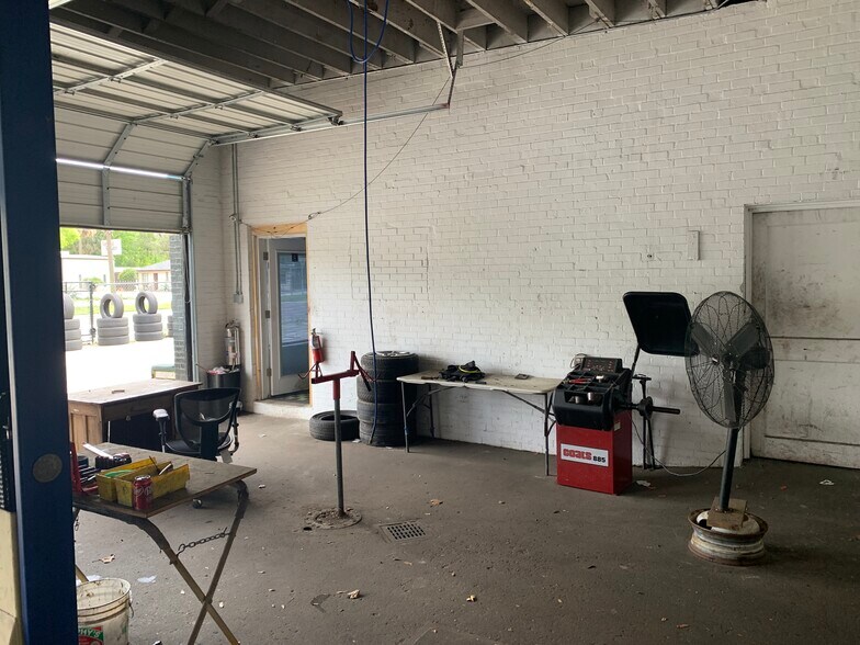 More Photos Of 5106 N Main St, Jacksonville Service Station For Sale