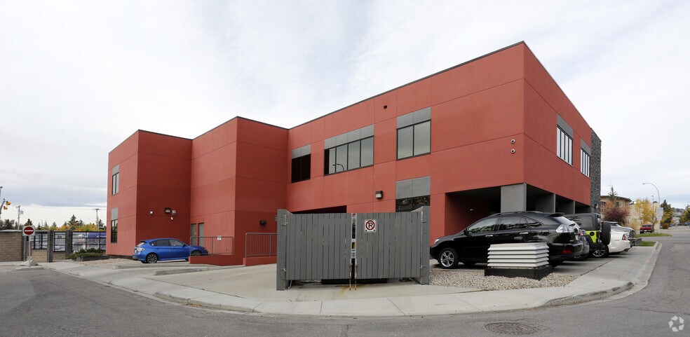 More Photos Of 636 45 St SW, Calgary Office For Sale