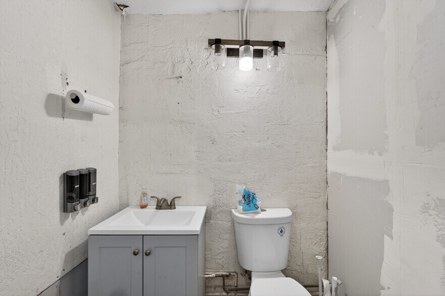 More Photos Of 940 W Hatcher Rd, Phoenix Freestanding For Sale