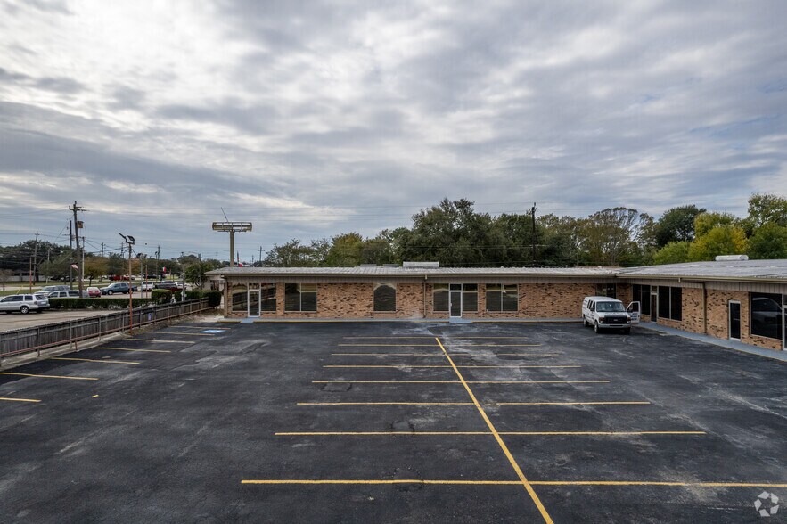 More Photos Of 1301-1309 Sandy Ln, Baytown General Retail For Sale