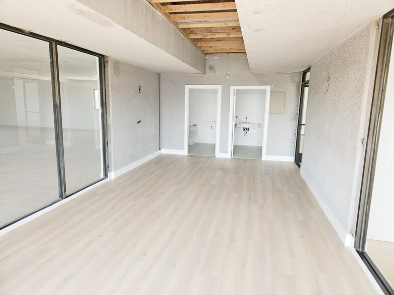 More Photos Of 11024-11028 Victory Blvd, North Hollywood Office For Lease