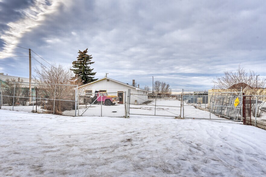 More Photos Of 228 Centre St NE, Langdon Flex For Sale