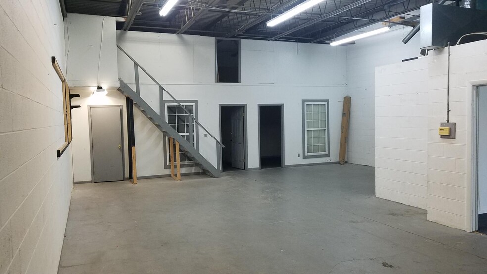 More Photos Of 2800-2826 Banwick Rd, Columbus Light Distribution For Lease