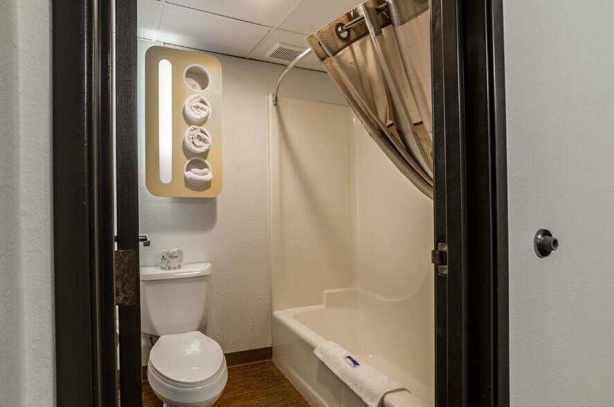 More Photos Of 4817 S Lincoln Ave, York Hotel For Sale