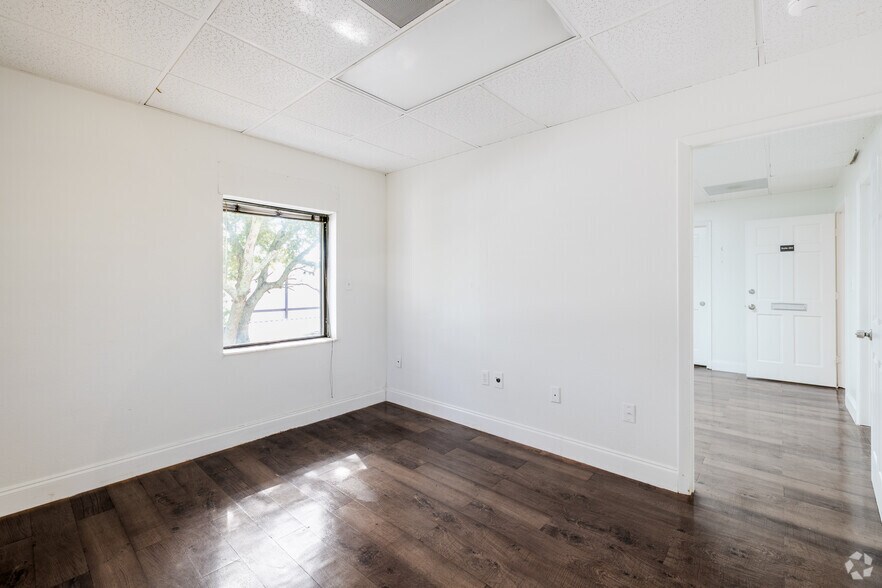 More Photos Of 1000-1026 Savage Ct, Longwood Flex For Sale