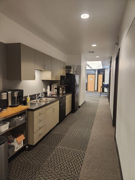 More Photos Of 444 S Haskell St, Central Point Office For Lease