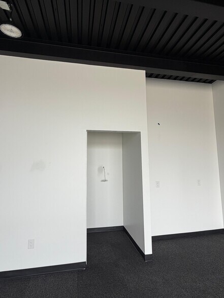 More Photos Of 16313 North Fwy, Houston Distribution For Lease