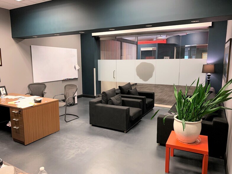 More Photos Of 4930 Mcknight Rd, Pittsburgh Freestanding For Sale