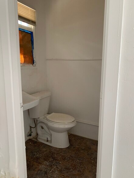 More Photos Of 1011 N Tamarind Ave, West Palm Beach Storefront For Lease