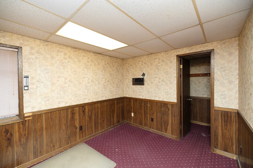 More Photos Of 504 N Poplar St, Peabody Medical For Sale