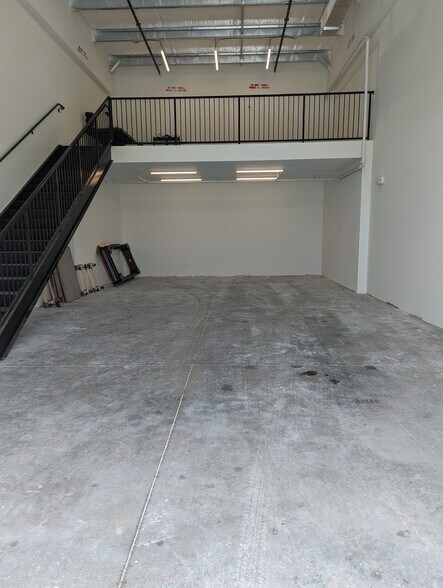 More Photos Of 16710 Innovation Ln, Suite 407 & 408, Fort Myers Warehouse For Sale
