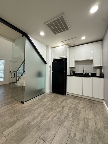 More Photos Of 207 W Alameda Ave, Burbank Office For Sale