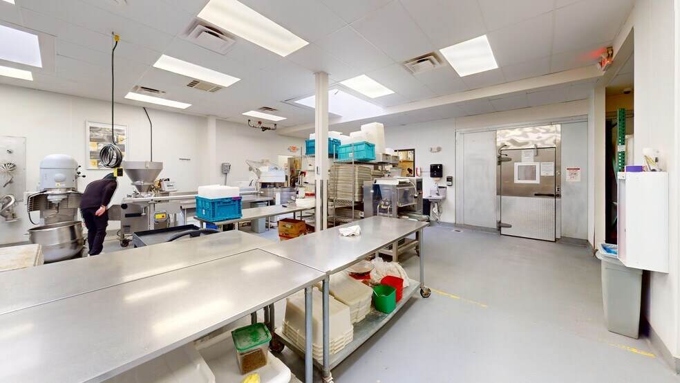 More Photos Of 911 E McMillan St, Cincinnati Storefront For Lease