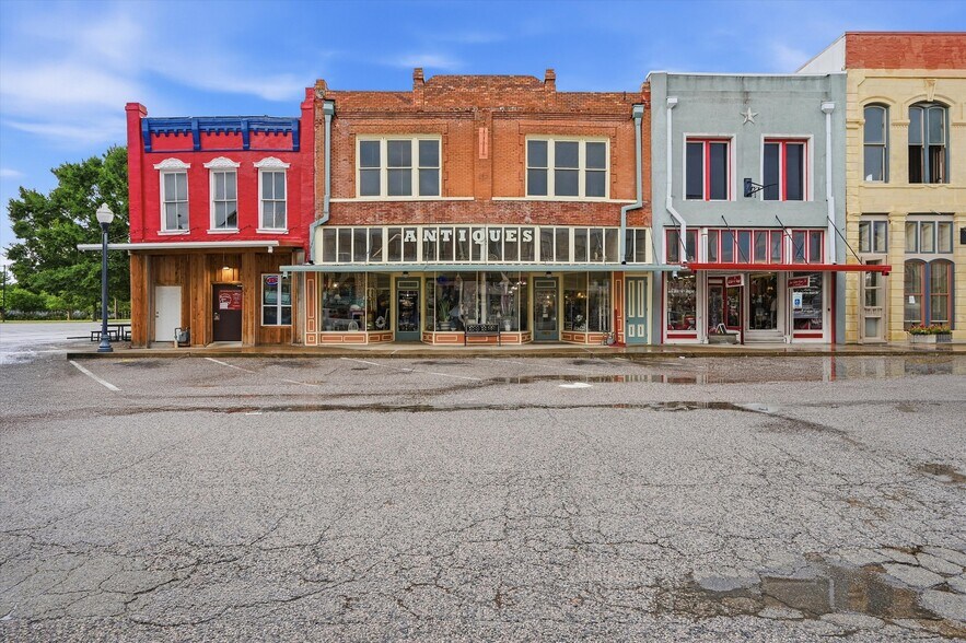 Primary Photo Of 321 N Main St, Bonham General Retail For Sale