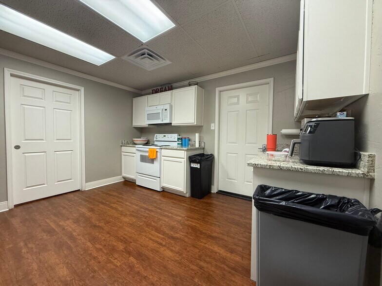 More Photos Of 3706 Mockingbird Ln, Amarillo Office For Sale