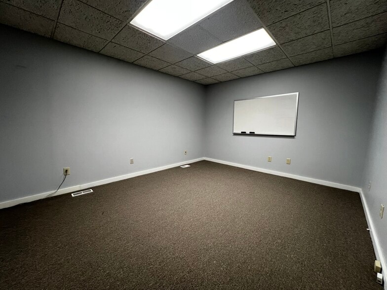 More Photos Of 1000 Ohio Pike, Cincinnati Office For Lease