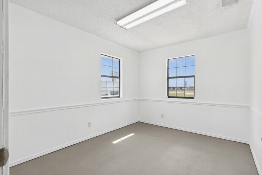 More Photos Of 113 Coad St, Fort Worth Warehouse For Lease