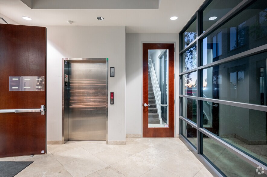 More Photos Of 830 Roosevelt Ave, Irvine Office For Sale