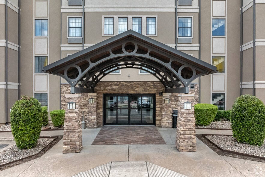 More Photos Of 520 I-35, Round Rock Hotel For Sale