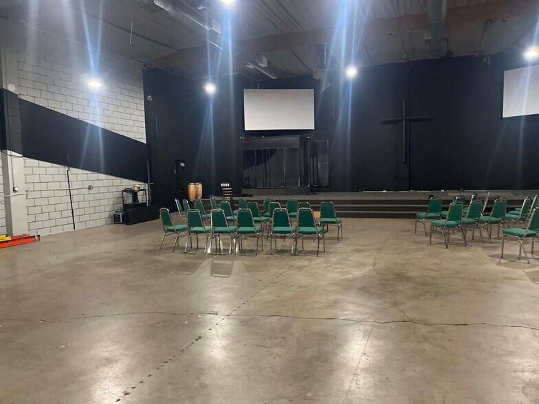More Photos Of 747 Milford St, Glendale Warehouse For Lease