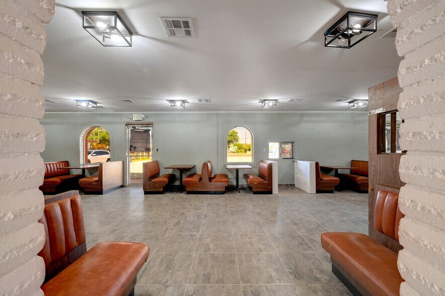More Photos Of 2200-2204 S WW White Rd, San Antonio Restaurant For Lease