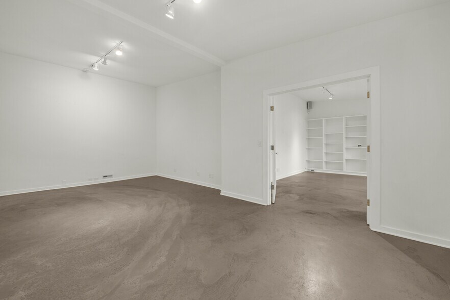 More Photos Of 809 S Holladay Dr, Seaside Showroom For Sale