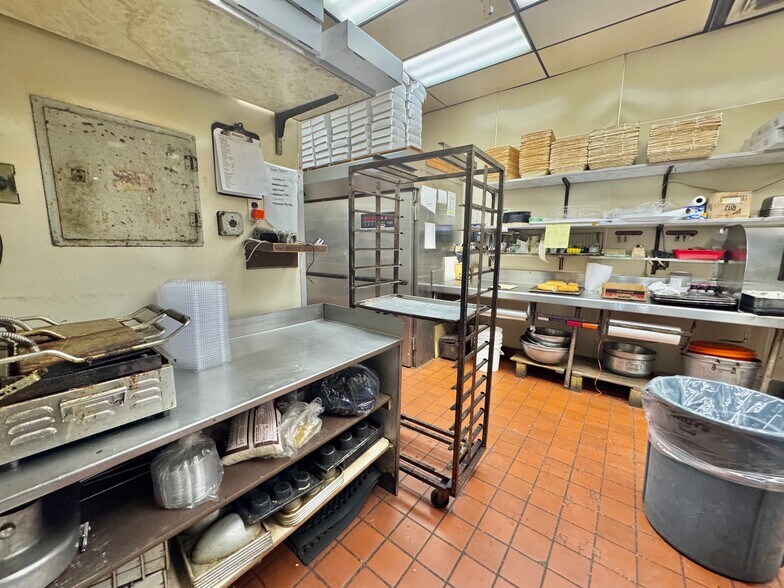 More Photos Of 560 Franklin Ave, Franklin Square Freestanding For Sale