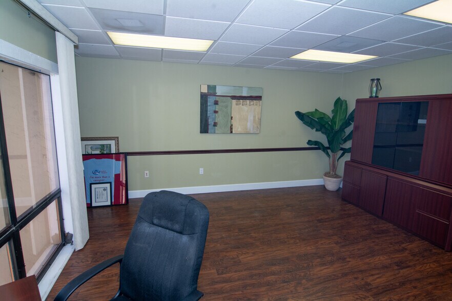 More Photos Of 3617 Webber St, Sarasota General Retail For Sale