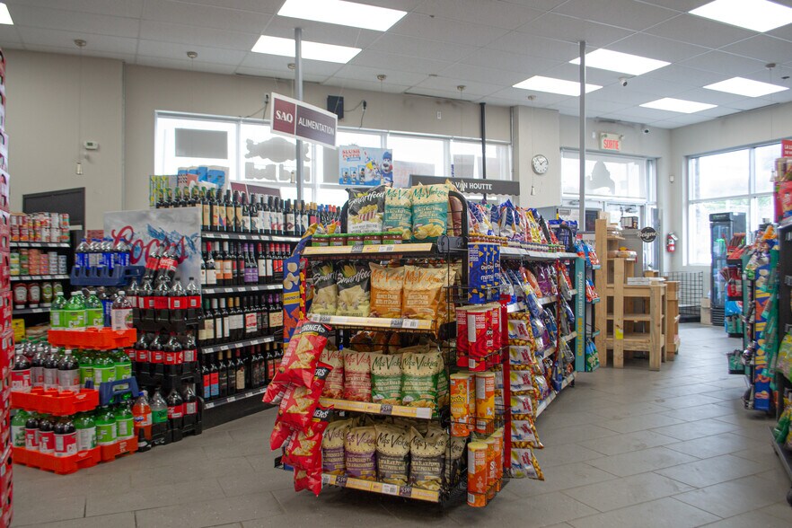 More Photos Of 680 Av Gilles-Villeneuve, Berthierville General Retail For Sale