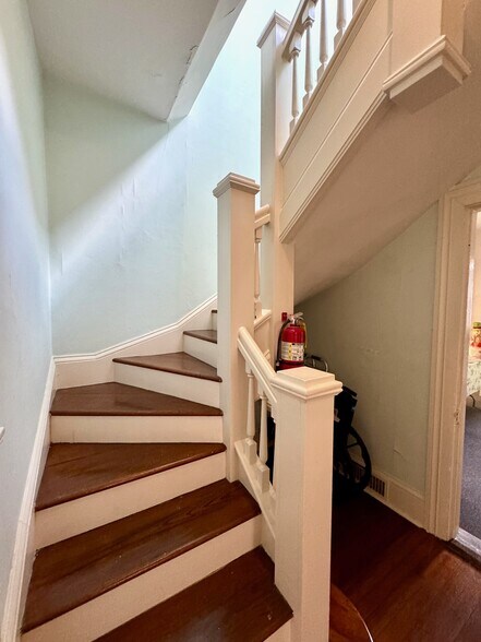 More Photos Of 424 Green St, Gainesville Office Residential For Sale