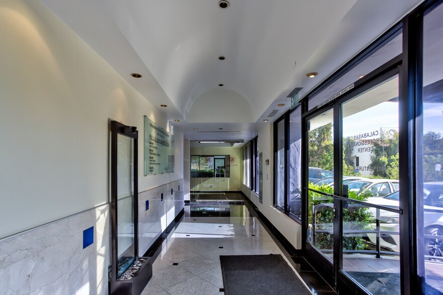 More Photos Of 24011 Ventura Blvd, Calabasas Medical For Lease