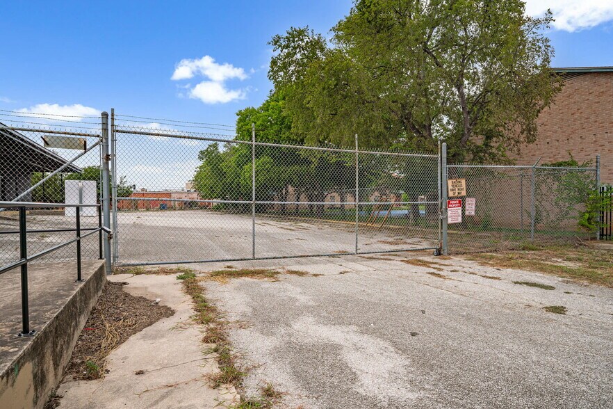 More Photos Of 7503 Harlow Dr, San Antonio Freestanding For Lease